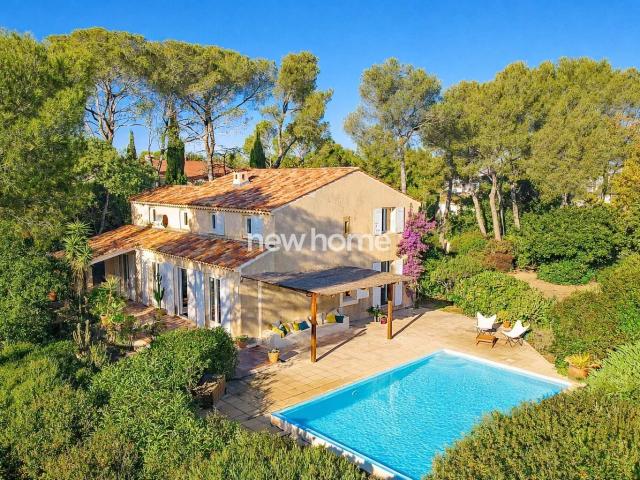 Belle propriété plein sud avec piscine et jardin arboré à Saint Raphaël