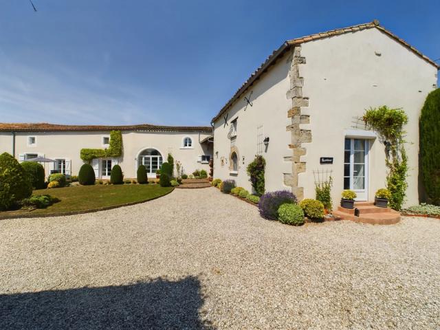 Belle rénovation pour cette Maison de village de 3 chambres/. 266m² Paizay le Chapt