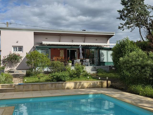 Belle situation à l'écart. Maison atypique avec jardin pisc. 75m² Saint Gengoux le National