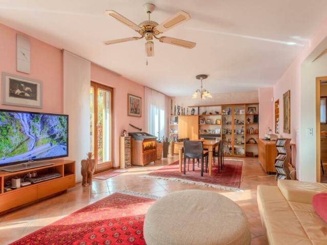 BELLISSIMA CASA 6.5 CON GROTTO E GIARDINO A RIVA SAN VITALE
