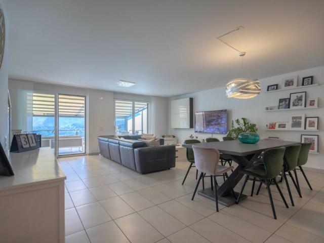 BELLISSIMA E MODERNA CASA 4.5 LOCALI CON VISTA LAGO A PURA