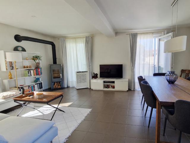 Bellissimo appartamento 3,5 locali ristrutturato a nuovo con spaziosa terrazza privata e accogliente zona giorno con stufa a legna
