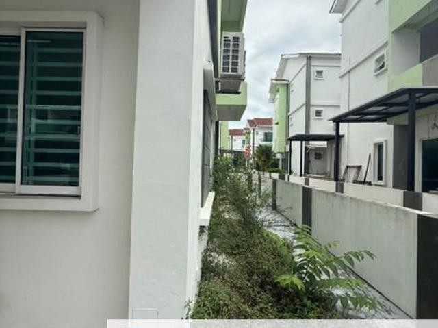 Below Valued 3 Storey Corner, Gated/guarded in Sungai Puyu, Maple Residence