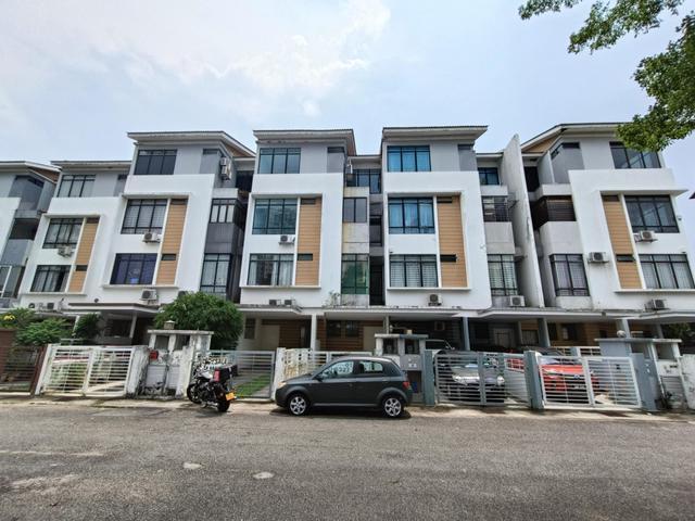 BELOW MARKET 25 Storey Townhouse Taman Tasik Prima Puchong