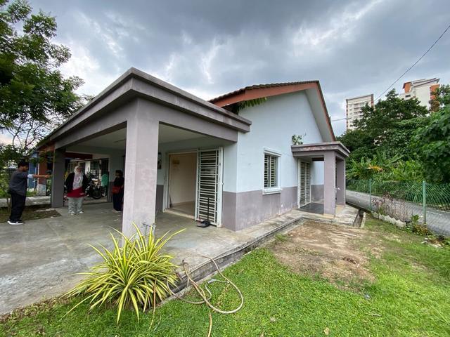 Below Market Corner Lot Single storey Taman Sri Melor Bangi i Near