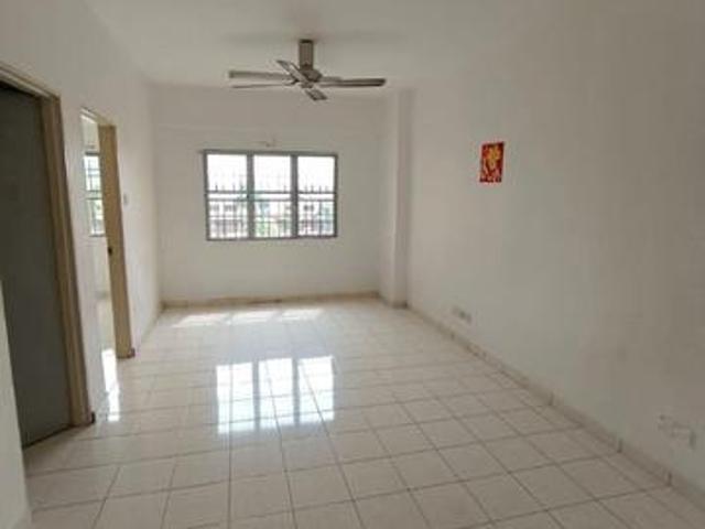Below market Kantan Court Apartment Basic 3R2B Seri Kembangan Sale