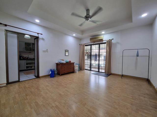 Below Market Price Parkville Townhouse Upper Unit for Sales