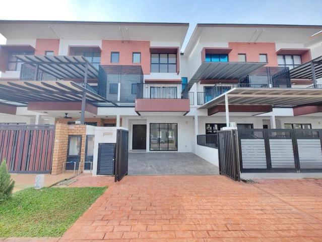 BELOW SPA 3 Storey Terrace House Myra Meranti Puchong