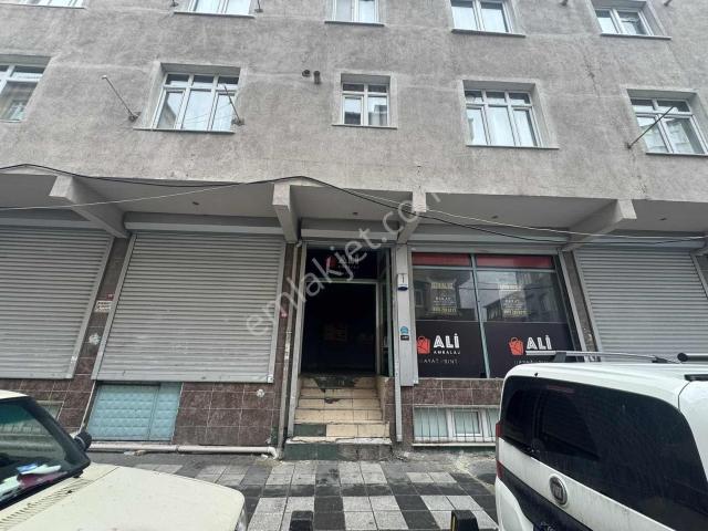 Berat Emlaktan Satılık Dükkan Kışla Caddesinde