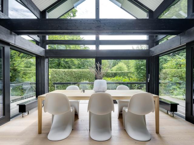 Berg: Architektur trifft Natur – Sonnenverwöhntes Designhaus auf liebevoll angelegtem Parkgrundstück