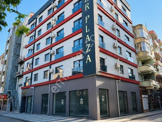 Bergama Merkezde 150 M2 Köşe Konumda Kiralık Dükkan