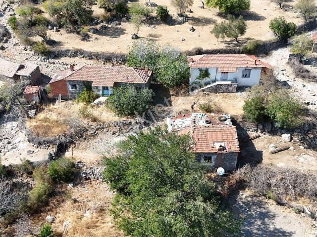 Bergama Durmuşlar Mahallesi Kocaoba Mevkii’nde Satılık Avlulu Köy Evi Ve Arsa