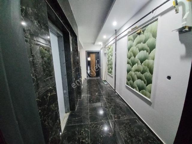 Bergama Şehir Merkezinde Asansörlü Doğalgazlı Kapalı Mutfak 3+1 Geniş Kiralık Daire