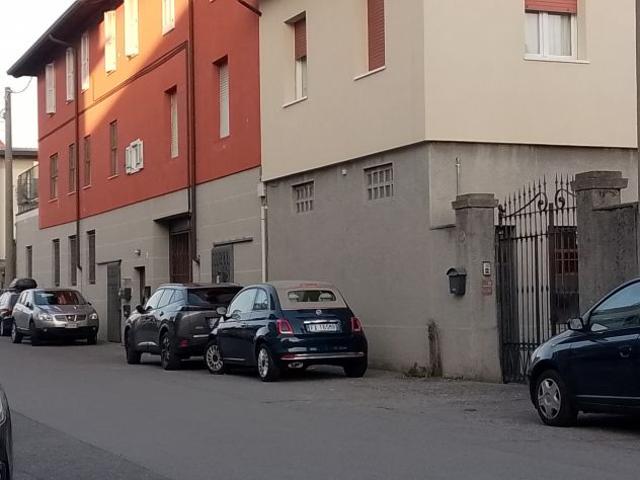 Bergamo laboratorio con annesso appartamento piano terra