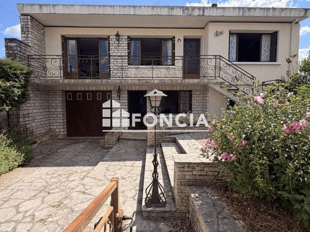 Bergerac – Maison de 200 m² à rénover, offrant un fort potentiel et de beaux volumes. 5 pièces et garage exceptionnel de 100 m². Un bien idéal pour un