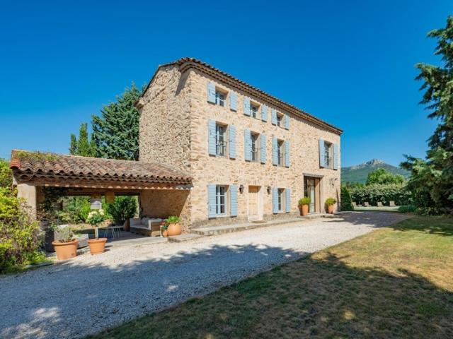 Bergerie en pierre du XVIIIᵉ siècle rénovée 200 m² terrain 5000 m² avec piscine 25 min Aix en Provence