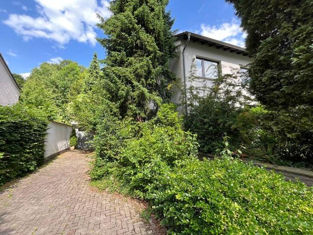 Bergisch Gladbach Paffrath: Doppelhaushälfte mit Anbau und Garage