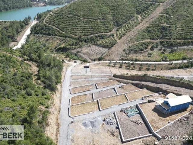 BERK EMLAKTAN MENDERES ÇATALCADA GÖL MANZARALI SATILIK BAHÇELER
