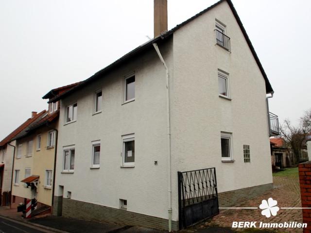 BERK Immobilien Charmantes Zweifamilienhaus mit großem Platzangebot und Garage in Mönchberg