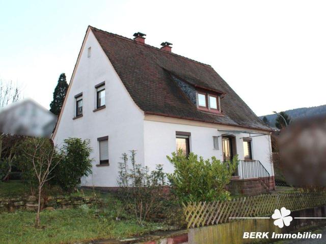 BERK Immobilien Charmantes Einfamilienhaus mit Garten und viel Potenzial in zentraler Lage