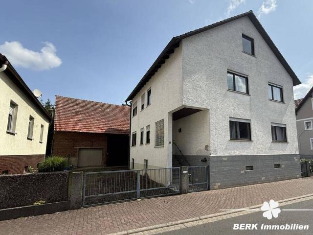 BERK Immobilien Charmantes Einfamilienhaus mit zwei Wohneinheiten und großzügiger Scheune + Garage