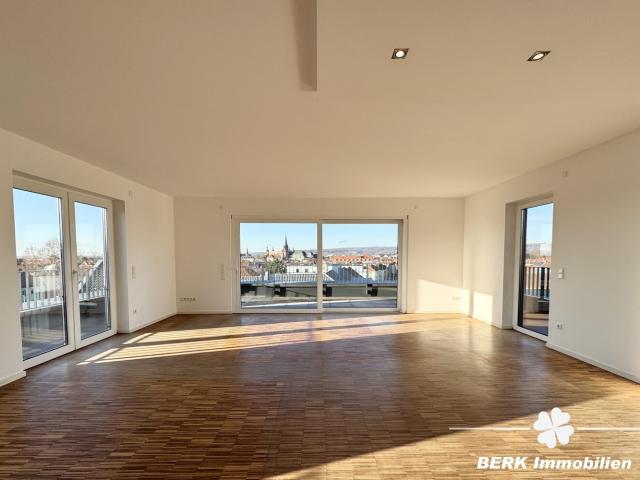 BERK Immobilien Penthouse Wohnung mit umlaufendem Balkon und Aufzug direkt in die Wohnung