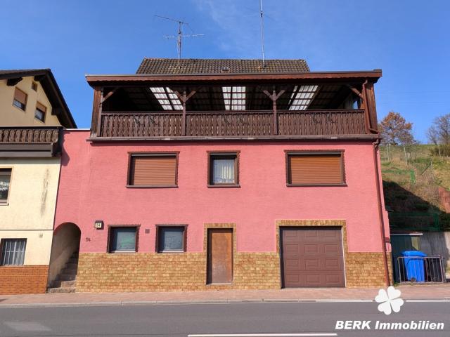 BERK Immobilien Zweifamilienhaus mit Potenzial und Weitblick in Hessenthal