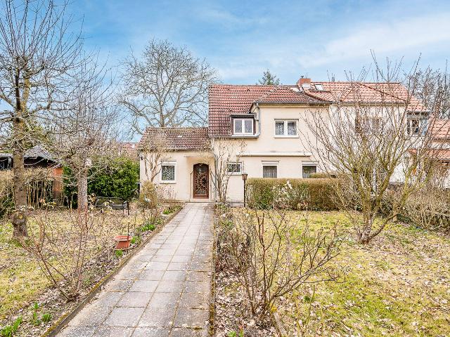 Berlin Lankwitz: Doppelhaushälfte mit Modernisierungspotential zum Grundstückspreis