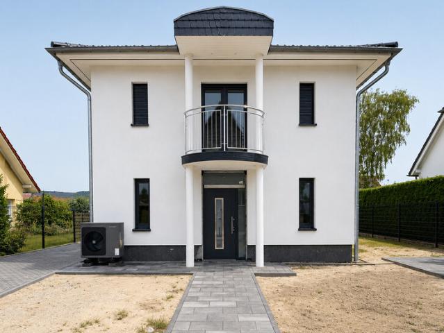 Berlin Lichtenberg Erstbezug 2026 exklusive Stadtvilla mit Wohnkomfort mit Balkon & Garten !