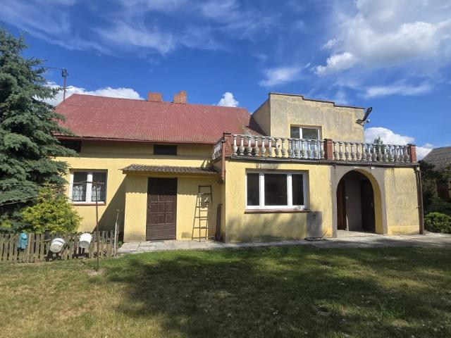 Na sprzedaż przestronny dom 250 m² z trzema budynkami gospodarczymi