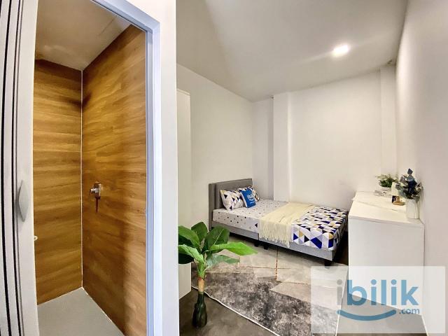 BEST DEAL Paroi Seremban Cozy Queen Bed Room attached with Private Washroom Move in Ready FREE Wi fi