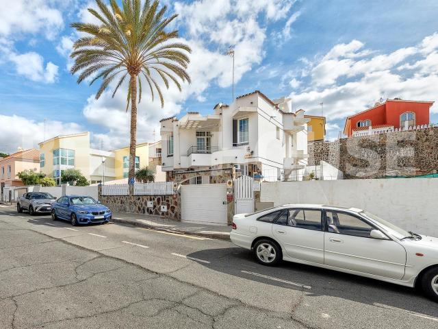 Best House pone a la venta espectacular chalet independiente. 222m² San agustín