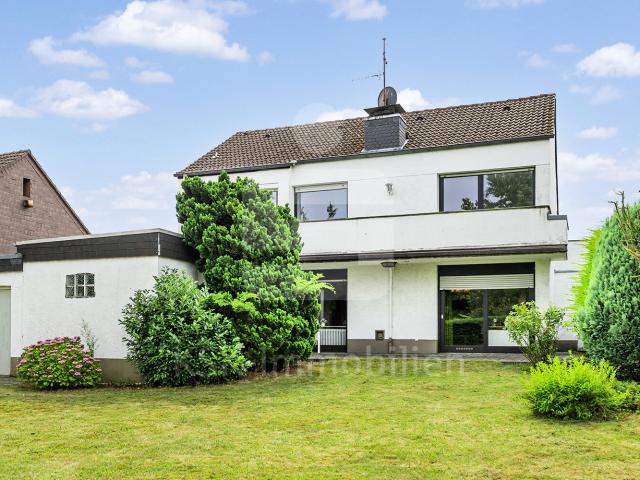 Bestlage. Großzügiges Zweifamilienhaus auf einem bemerkenswerten Grundstück