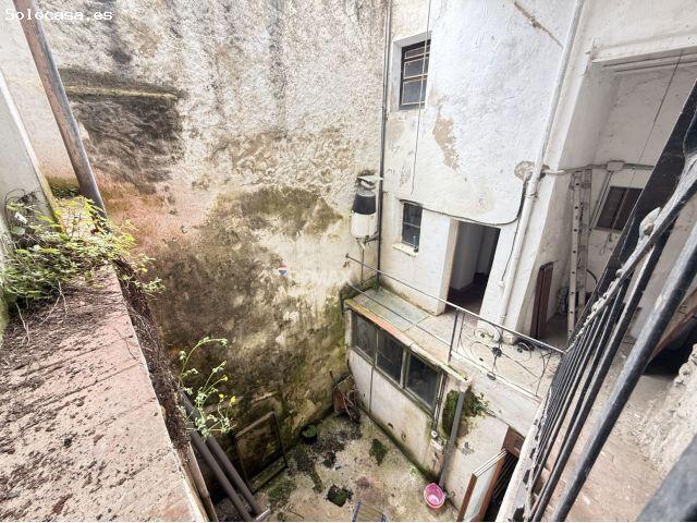 Besalú | Edificio junto al puente medieval con local comercial y gran potencial de inversión
