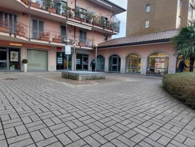 BESANA BRIANZA negozio due luci in locazione