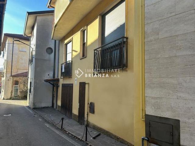 BESANA IN BRIANZA: IN VENDITA INTERO STABILE DA RISTRUTTURARE CON DUE APPARTAMENTI DI 4 LOCALI
