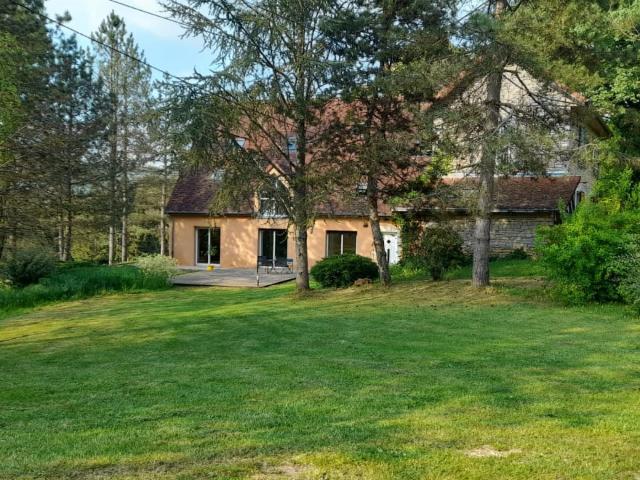 BESANCON: DOMAINE CONTEMPORAIN & HARAS PRIVÉ EN BORDURE DE FORÊT