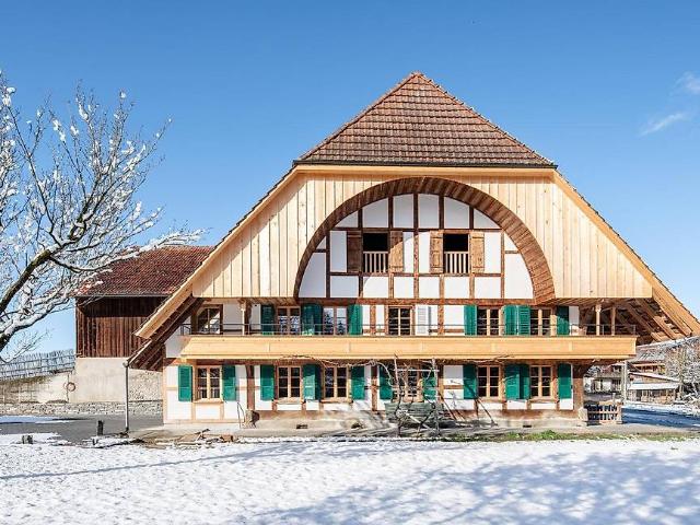 Beschreibung Schöne 3.5 Zimmer Wohnung im 1. Stock eines renovierten Bauernhauses