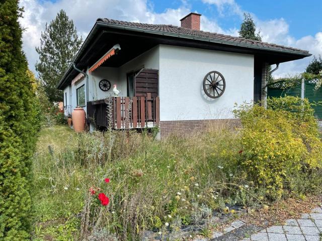 BESONDERES HAUS ZU VERKAUFEN Freistehender, großzügiger Bungalow