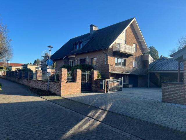 Besonderes, individuelles Ein Zweifamilienhaus, Glasgarage