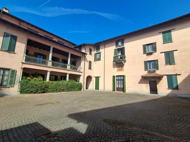Besozzo centralissimo ampio trilocale con cantina e box
