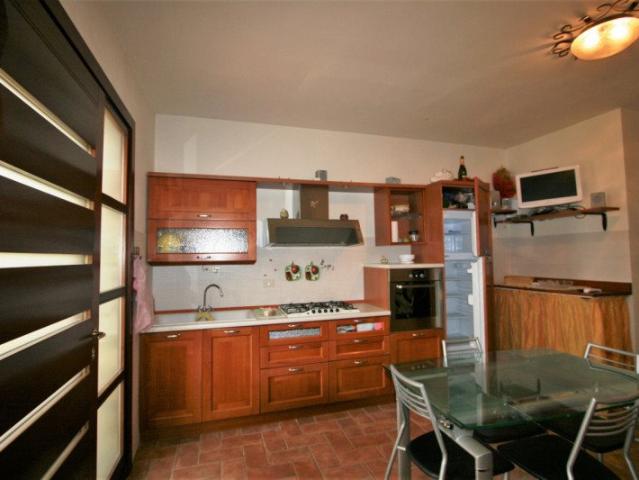 Bettolle vendesi appartamento di 130 mq composta al piano te. 130m² Bettolle