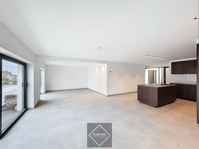 Betaalbaar, goed geïsoleerd APPARTEMENT, voorzien van de laatste nieuwe technieken en afwerking! Personenlift en garages aanwezi