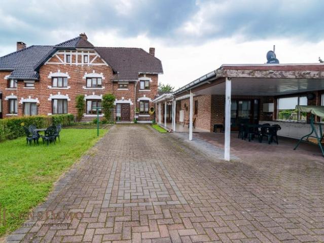 Betoverende halfopen woning in historische Eisden Tuinwijk