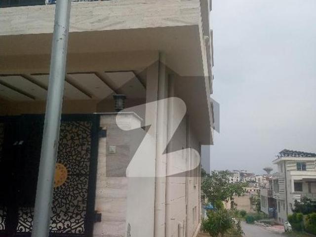 Beutttifull corner house good location FECHS