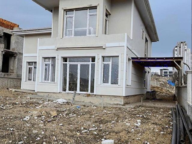 BEYTEPEDE İYİ KONUMLU 495 M2 ARSALI NATAMAM VİLLA VE MALZEME