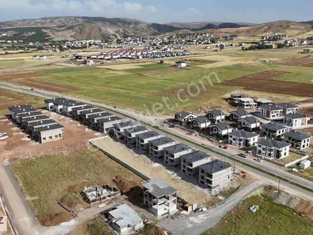Beyaz Emlak'tan Esenyurt Villa Mahallesinde Site İçi Villa