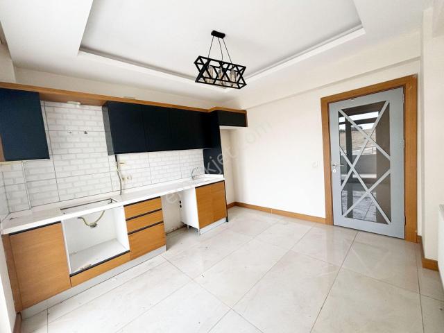 Beykent'te Açık Havuzlu Özel Site İçerisinde Şehir Manzaralı 2+1