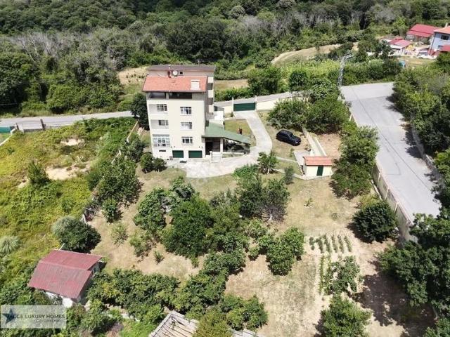 Beykoz Örnekköyde 2.396 M2 Arsa İçerisinde 10+2 Satılık Villa
