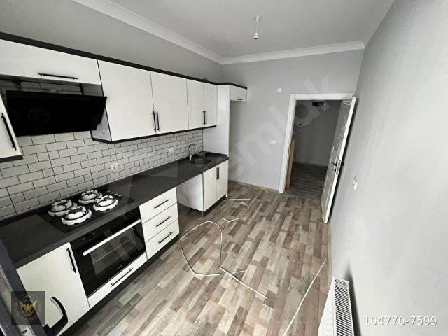 BEYLİKDÜZÜ YAKUPLU MAHALLESİ'NDE MERKEZİ KONUMDA METROBÜSE YAKIN 2+1 DAİRE